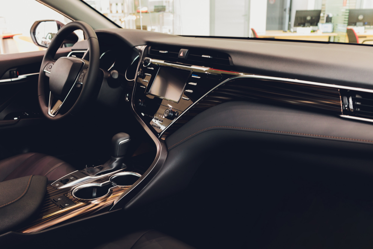 widok wnetrza nowoczesnego samochodu pokazujacego deske rozdzielcza